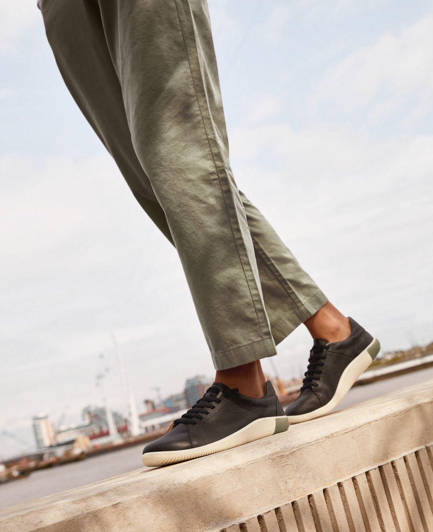 Women's KNX Leather Sneaker Black/Star White - Keen